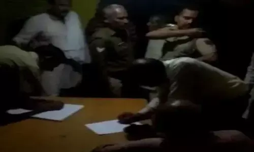 बागपत में थाने में घुसकर पुलिस कर्मियों पर किया हमला, दारोगा की वर्दी फाड़ी बागपत में थाने में घुसकर पुलिस कर्मियों पर किया हमला, दारोगा की वर्दी फाड़ी