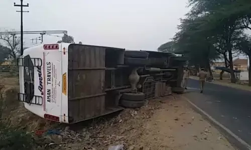 हाथरस में श्रद्धालुओं से भरी बस पलटी