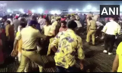 तेलंगाना के सूर्यापेट में बड़ा हादसा, कबड्डी मैच के दौरान भीड़ पर गिरी गैलरी, 100 से ज्यादा लोग जख्मी तेलंगाना के सूर्यापेट में बड़ा हादसा, कबड्डी मैच के दौरान भीड़ पर गिरी गैलरी, 100 से ज्यादा लोग जख्मी