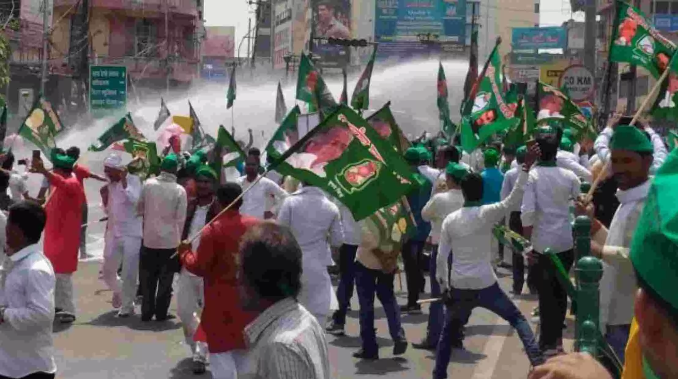 बिहार विधानसभा घेरने जा रहे RJD कार्यकर्ताओं पर पुलिस ने किया लाठीजार्च, कई घायल बिहार विधानसभा घेरने जा रहे RJD कार्यकर्ताओं पर पुलिस ने किया लाठीजार्च, कई घायल