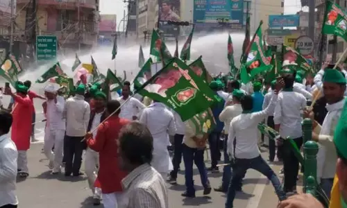 बिहार विधानसभा घेरने जा रहे RJD कार्यकर्ताओं पर पुलिस ने किया लाठीजार्च, कई घायल