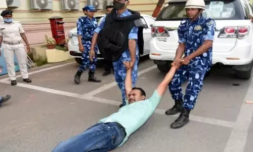 बिहार विधानसभा की हालत देखकर भगत सिंह , सुखदेव और राजगुरु की आत्मा रोई जरुर होगी बिहार विधानसभा की हालत देखकर भगत सिंह , सुखदेव और राजगुरु की आत्मा रोई जरुर होगी