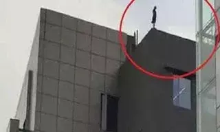 महिला जेई ने पांचवी मंजिल से कूदकर की आत्महत्या, मचा हडकंप महिला जेई ने पांचवी मंजिल से कूदकर की आत्महत्या, मचा हडकंप