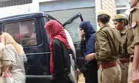 होटल की आड़ में चल रहा था सेक्स रैकेट, 16 लड़के और लड़कियों को आपत्तिजनक वस्तुओं के साथ पकड़ा होटल की आड़ में चल रहा था सेक्स रैकेट, 16 लड़के और लड़कियों को आपत्तिजनक वस्तुओं के साथ पकड़ा