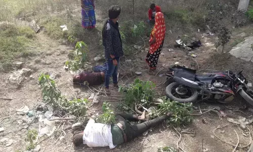 рддреЗрдЬ рдЧрддрд┐ рд╡рд╛рд╣рди рд╕реЗ рдмрдЪрдиреЗ рдХреЗ рдЪрдХреНрдХрд░ рдореЗ рдкреБрд▓ рд╕реЗ рдиреАрдЪреЗ рдЬрд╛ рдЧрд┐рд░реЗ рдЕрдЪрд╛рдирдХ рдмрд╛рдЗрдХ рд╕рд╡рд╛рд░ рддреЗрдЬ рдЧрддрд┐ рд╡рд╛рд╣рди рд╕реЗ рдмрдЪрдиреЗ рдХреЗ рдЪрдХреНрдХрд░ рдореЗ рдкреБрд▓ рд╕реЗ рдиреАрдЪреЗ рдЬрд╛ рдЧрд┐рд░реЗ рдЕрдЪрд╛рдирдХ рдмрд╛рдЗрдХ рд╕рд╡рд╛рд░