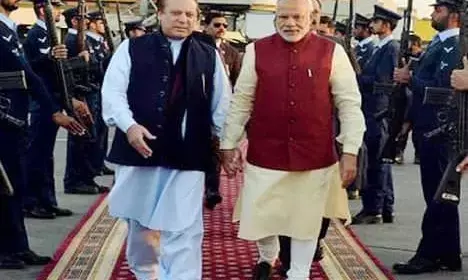 हां पाकिस्तान के भी सबसे हिज़गरे यही हैं: आपको नफ़रत में झोंक ख़ुद गलबहियां करते रहते हैं, आज़ादी के बाद पहली बार साथ में तोप चलाएंगे हां पाकिस्तान के भी सबसे हिज़गरे यही हैं: आपको नफ़रत में झोंक ख़ुद गलबहियां करते रहते हैं, आज़ादी के बाद पहली बार साथ में तोप चलाएंगे