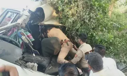 बस खाई में पलटी, दो की मौत, 12 घायल! बस खाई में पलटी, दो की मौत, 12 घायल!