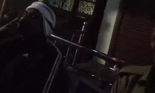 सुविधाशुल्क लेकर ओवरलोड़ गाड़ियां निकलवाते सचल दल कैमरे में कैद सुविधाशुल्क लेकर ओवरलोड़ गाड़ियां निकलवाते सचल दल कैमरे में कैद