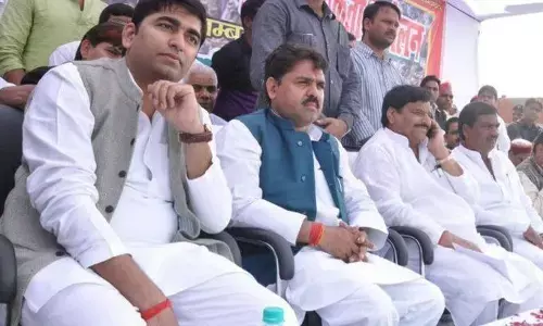 चाचा शिवपाल का मिला भतीजे को आशीर्वाद, परिवार में ख़ुशी का माहौल