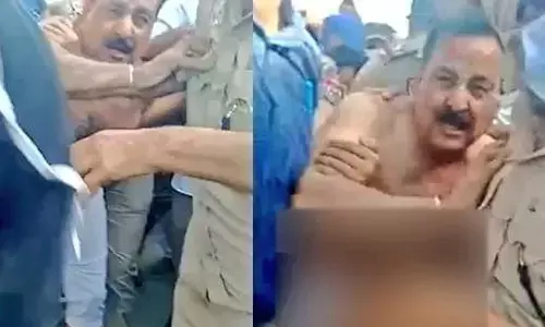 पंजाब में प्रदर्शन के दौरान किसानों ने बीजेपी विधायक को जमकर पीटा, कपड़े भी फाड़े पंजाब में प्रदर्शन के दौरान किसानों ने बीजेपी विधायक को जमकर पीटा, कपड़े भी फाड़े