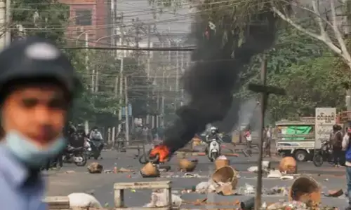 म्यांमार में विरोधी लोगों पर सेना की फायरिंग, 90 से ज्यादा की गई जान, किसी एक दिन में सबसे ज्यादा मौत म्यांमार में विरोधी लोगों पर सेना की फायरिंग, 90 से ज्यादा की गई जान, किसी एक दिन में सबसे ज्यादा मौत