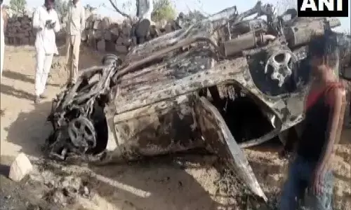 राजस्थान: नागौर में एक गाड़ी के पलटने और आग लगने से 3 लोगों की मौत हो गई