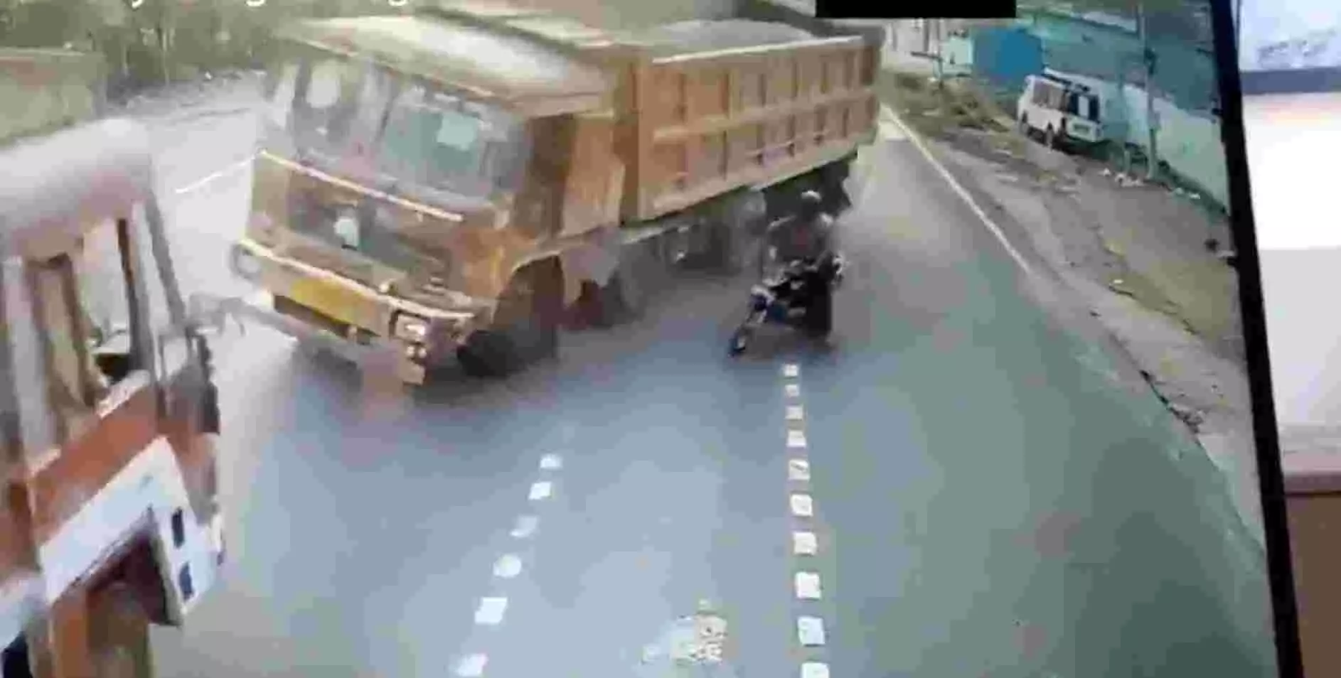 बाइक सवार की लापरवाही से बड़ा हादसा? आमने-सामने से टकराए ट्रक, देखिए वीडियो