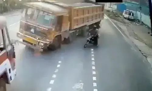 बाइक सवार की लापरवाही से बड़ा हादसा? आमने-सामने से टकराए ट्रक, देखिए वीडियो बाइक सवार की लापरवाही से बड़ा हादसा? आमने-सामने से टकराए ट्रक, देखिए वीडियो