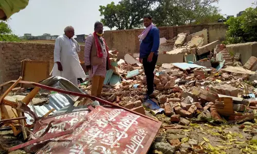 आजमगढ़ में अखबार के कार्यालय को ढहाए जाने को तानाशाही भरा कदम