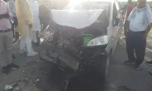 तीब्र गति से आ रही कार ने एम्बुलेंस में पीछे से मारी टक्कर कार चालक घायल