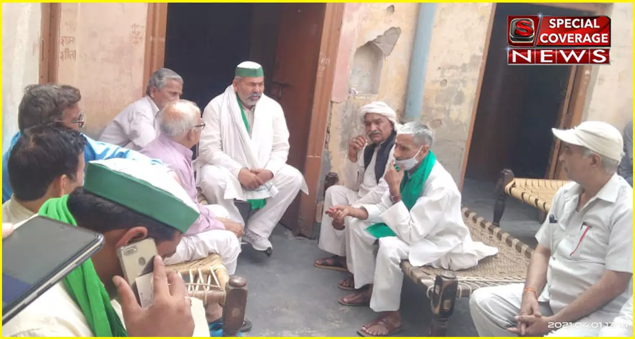 मुजफ्फरनगर सड़क हादसे में मृतक सिपाही अजय वत्स के परिजनों से मिले राकेश टिकैत, दी सांत्वना