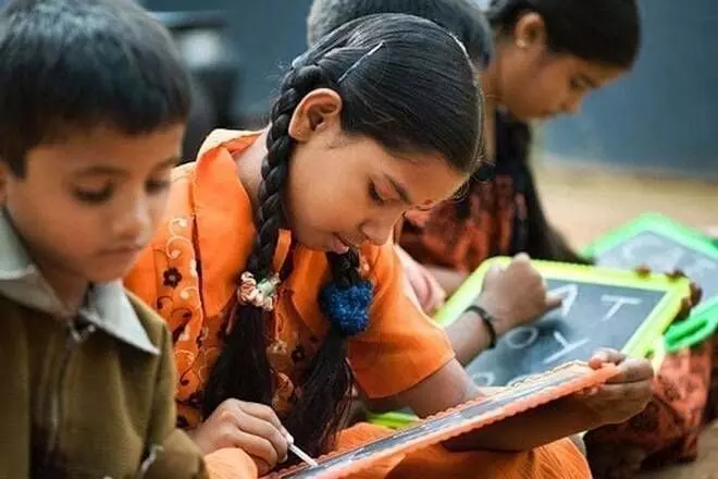 जानिए कैसे ग्रह करते हैं आपके बच्चे की पढ़ाई को प्रभावित, तब करें ये उपाय जानिए कैसे ग्रह करते हैं आपके बच्चे की पढ़ाई को प्रभावित, तब करें ये उपाय