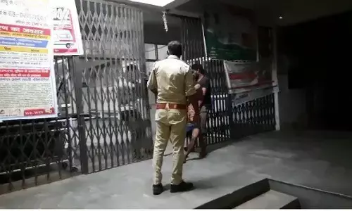 पुरानी रंजिश में हमला करने पहुंचा हिस्ट्रीशीटर बम फटने से हुआ घायल, फिर की इस तरह गुहार पुरानी रंजिश में हमला करने पहुंचा हिस्ट्रीशीटर बम फटने से हुआ घायल, फिर की इस तरह गुहार
