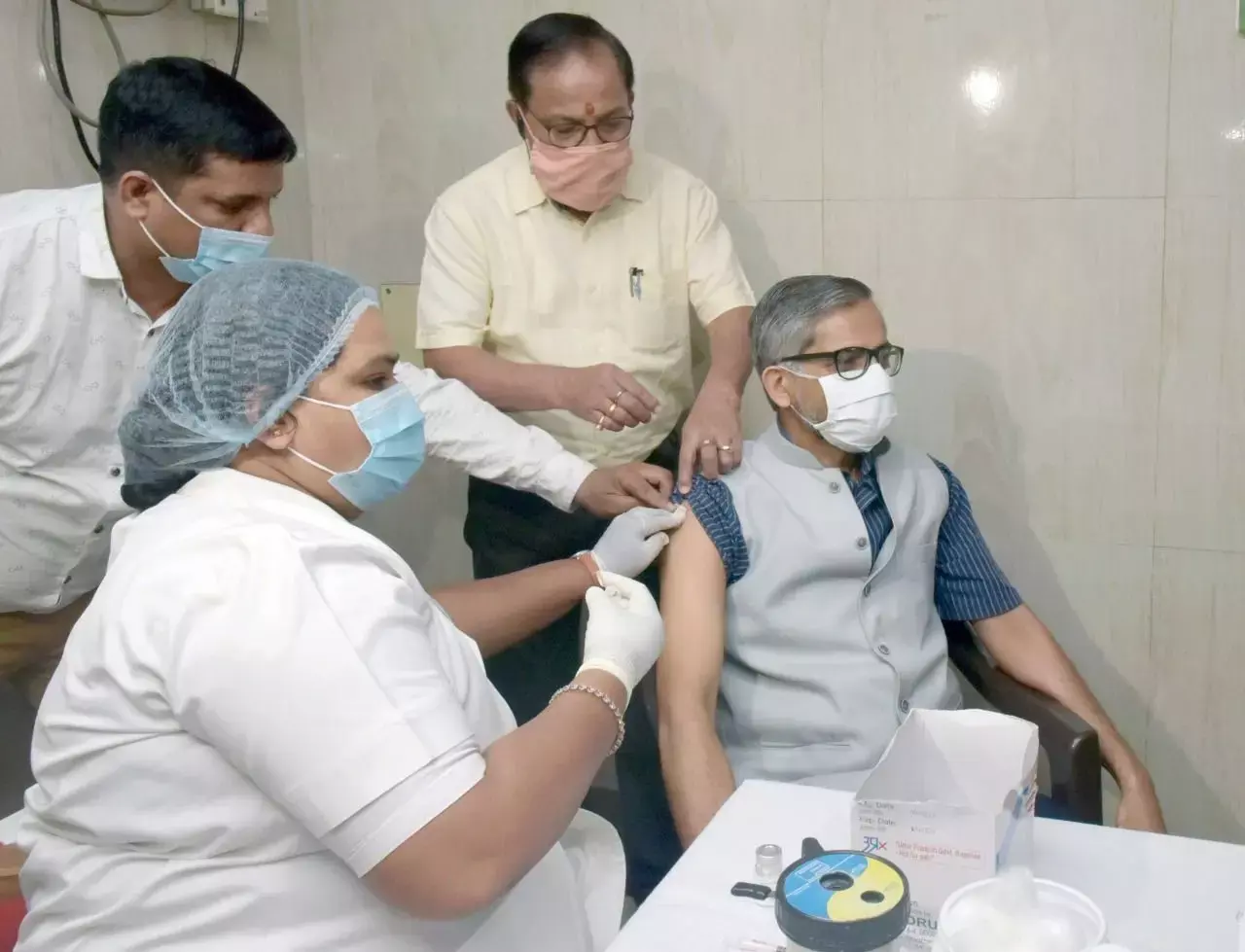 рдореБрдЦреНрдп рд╕рдЪрд┐рд╡ рдиреЗ рд╕рд┐рд╡рд┐рд▓ рд╣рд╛реЕрд╕реНрдкреАрдЯрд▓ рдореЗрдВ рд╕рдкрддреНрдиреАрдХ рдХреЛрд╡рд┐рдб рд╡реИрдХреНрд╕реАрди рдХреА рдкрд╣рд▓реА рдбреЛрдЬ рд▓реА рдореБрдЦреНрдп рд╕рдЪрд┐рд╡ рдиреЗ рд╕рд┐рд╡рд┐рд▓ рд╣рд╛реЕрд╕реНрдкреАрдЯрд▓ рдореЗрдВ рд╕рдкрддреНрдиреАрдХ рдХреЛрд╡рд┐рдб рд╡реИрдХреНрд╕реАрди рдХреА рдкрд╣рд▓реА рдбреЛрдЬ рд▓реА