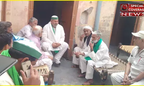 मुजफ्फरनगर सड़क हादसे में मृतक सिपाही अजय वत्स के परिजनों से मिले राकेश टिकैत, दी सांत्वना