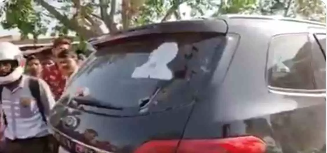 राकेश टिकैत पर राजस्थान में हुआ जानलेवा हमला, गाडी के शीशे तोड़े फायर करने का लगाया आरोप राकेश टिकैत पर राजस्थान में हुआ जानलेवा हमला, गाडी के शीशे तोड़े फायर करने का लगाया आरोप
