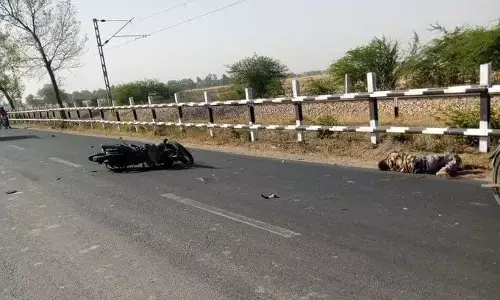 वाइक सवार को मारी जोरदार टक्कर वाइक सवार को मारी जोरदार टक्कर