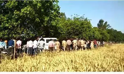 संदिग्ध परिस्थितियों में नीम के पेड़ से लटके मिले प्रेमी युगल के शव संदिग्ध परिस्थितियों में नीम के पेड़ से लटके मिले प्रेमी युगल के शव