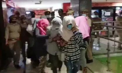 स्पा सेंटर में पहुंची पुलिस, लेकिन इस हालात में देखकर हैरान रह गई पुलिस, 14 युवतियां और 7 पुरुषों गिरफ्तार