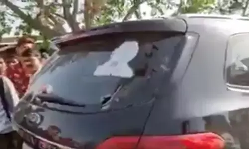 राकेश टिकैत पर राजस्थान में हुआ जानलेवा हमला, गाडी के शीशे तोड़े फायर करने का लगाया आरोप राकेश टिकैत पर राजस्थान में हुआ जानलेवा हमला, गाडी के शीशे तोड़े फायर करने का लगाया आरोप