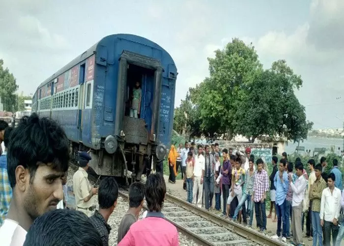 लखनऊ के पास बड़ा रेल हादसा टला, सप्तक्रांति एक्सप्रेस में यात्रियों में मचा हड़कंप