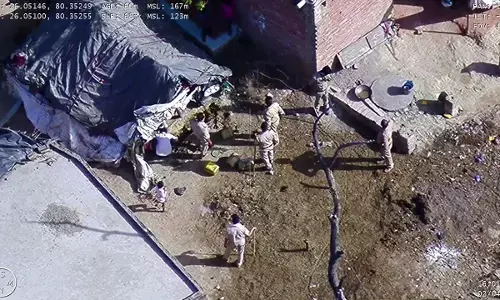 ड्रोन कैमरे की मदद से पुलिस  चला रही अपमिश्रित शराब के खिलाफ अभियान ड्रोन कैमरे की मदद से पुलिस  चला रही अपमिश्रित शराब के खिलाफ अभियान