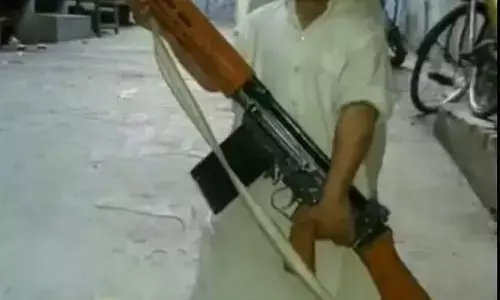 शामली कैराना के चर्चित अजीम मंसूरी की बढ़ सकती है मुश्किल है, इंसास राइफल के साथ सोशल मीडिया पर फोटो वायरल