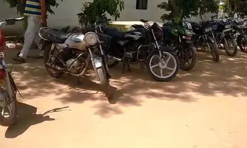 करोड़ों रुपए की कार व बाइक के साथ वाहन चोर माफिया गिरफ्तार करोड़ों रुपए की कार व बाइक के साथ वाहन चोर माफिया गिरफ्तार