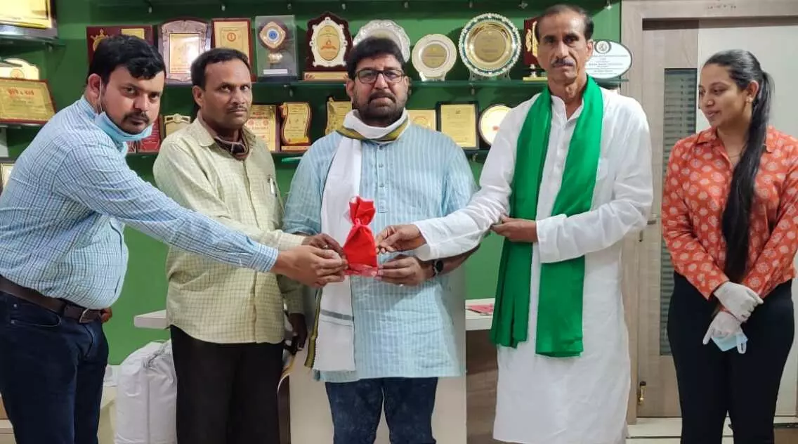 दिल्ली के शहीद किसान स्मारक में बस्तर की शहीदी भूमि की मिट्टी भी होगी शामिल, लेकर आ रहे हैं किसान नेता राजाराम त्रिपाठी दिल्ली के शहीद किसान स्मारक में बस्तर की शहीदी भूमि की मिट्टी भी होगी शामिल, लेकर आ रहे हैं किसान नेता राजाराम त्रिपाठी