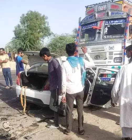 Tragic road accident in Jalore Rajasthan: राजस्थान के जालौर में दर्दनाक सड़क हादसा, ट्रक से टकराई कार, 5 की मौत Tragic road accident in Jalore Rajasthan: राजस्थान के जालौर में दर्दनाक सड़क हादसा, ट्रक से टकराई कार, 5 की मौत