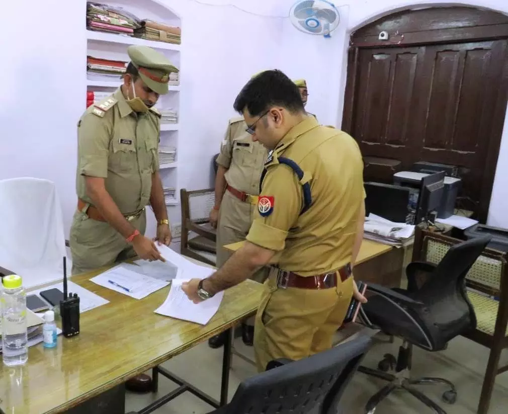 अवैध शराब मामले में चला एसपी आकाश तोमर का चाबुक, दो थाना प्रभारी और एक दारोगा किये सस्पेंड अवैध शराब मामले में चला एसपी आकाश तोमर का चाबुक, दो थाना प्रभारी और एक दारोगा किये सस्पेंड