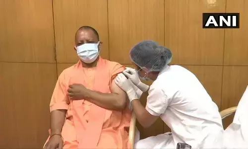 सीएम योगी ने कोरोना वायरस वैक्सीन की पहली डोज़ लगवाई, लोगों से भी की ये अपील सीएम योगी ने कोरोना वायरस वैक्सीन की पहली डोज़ लगवाई, लोगों से भी की ये अपील