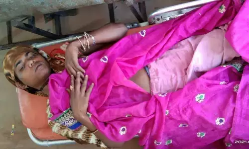 नशेड़ी ने साथियों संग मिलकर किन्नर को पीटकर तोड़ा पैर, पिपरी थाना क्षेत्र के चलौली गांव में दबंगो ने ढाया कहर नशेड़ी ने साथियों संग मिलकर किन्नर को पीटकर तोड़ा पैर, पिपरी थाना क्षेत्र के चलौली गांव में दबंगो ने ढाया कहर