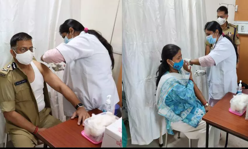 पुलिस कमिश्नर एवं उनकी धर्मपत्नी ने लगवाई टीके की दूसरी डोज, 45 वर्ष से अधिक आयु के सभी नागरिक जरूर लगवाएं टीका :आलोक सिंह पुलिस कमिश्नर एवं उनकी धर्मपत्नी ने लगवाई टीके की दूसरी डोज, 45 वर्ष से अधिक आयु के सभी नागरिक जरूर लगवाएं टीका :आलोक सिंह
