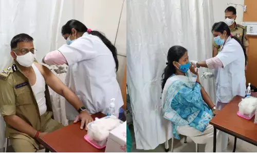 पुलिस कमिश्नर एवं उनकी धर्मपत्नी ने लगवाई टीके की दूसरी डोज, 45 वर्ष से अधिक आयु के सभी नागरिक जरूर लगवाएं टीका :आलोक सिंह पुलिस कमिश्नर एवं उनकी धर्मपत्नी ने लगवाई टीके की दूसरी डोज, 45 वर्ष से अधिक आयु के सभी नागरिक जरूर लगवाएं टीका :आलोक सिंह