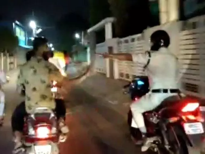 बीजेपी नेत्री के बेटे ने नशे में धुत होकर दौड़ाई कार, कई गाड़ियों को टक्कर मारी बीजेपी नेत्री के बेटे ने नशे में धुत होकर दौड़ाई कार, कई गाड़ियों को टक्कर मारी