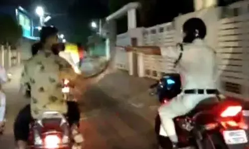 बीजेपी नेत्री के बेटे ने नशे में धुत होकर दौड़ाई कार, कई गाड़ियों को टक्कर मारी बीजेपी नेत्री के बेटे ने नशे में धुत होकर दौड़ाई कार, कई गाड़ियों को टक्कर मारी