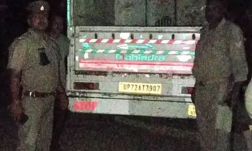 प्रतापगढ़ में अवैध शराब माफियों में मचा है हडकम्प, आज फिर बरामद हुई लाखों की अवैध शराब प्रतापगढ़ में अवैध शराब माफियों में मचा है हडकम्प, आज फिर बरामद हुई लाखों की अवैध शराब