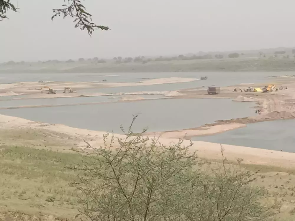 जलधारा बांधकर अवैध खनन करने पर लगा पच्चीस लाख का जुर्माना, दर्ज हुई एफआईआर जलधारा बांधकर अवैध खनन करने पर लगा पच्चीस लाख का जुर्माना, दर्ज हुई एफआईआर