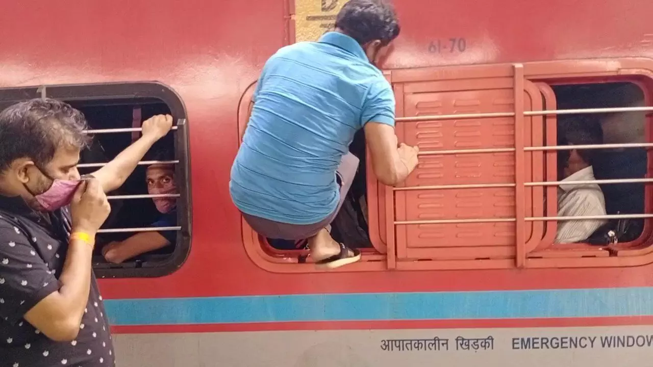 लॉक डाउन के डर से ट्रेन में भूसे की तरह भरकर लौट रहे हैं लोग. लॉक डाउन के डर से ट्रेन में भूसे की तरह भरकर लौट रहे हैं लोग.