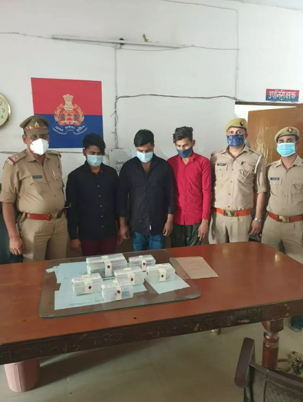 आम लोगों के डेबिट कार्ड बदलकर धोखाधड़ी करने वाले गिरोह के तीन आरोपियों गिरफ्तार आम लोगों के डेबिट कार्ड बदलकर धोखाधड़ी करने वाले गिरोह के तीन आरोपियों गिरफ्तार