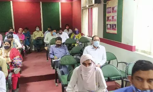 जब प्रशिक्षण के दौरान जिलाधिकारी अजय शंकर पाण्डेय चुपचाप जाकर मतदान कर्मियों के बीच बैठकर लेने लगे ट्रेनिंग, फोटो हुए वायरल