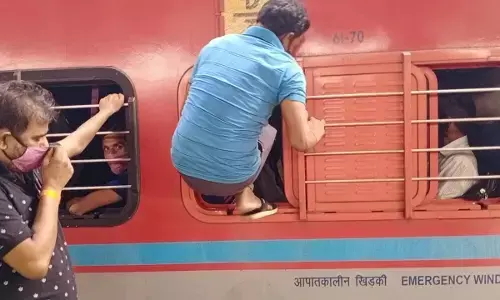 लॉक डाउन के डर से ट्रेन में भूसे की तरह भरकर लौट रहे हैं लोग.