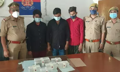 आम लोगों के डेबिट कार्ड बदलकर धोखाधड़ी करने वाले गिरोह के तीन आरोपियों गिरफ्तार